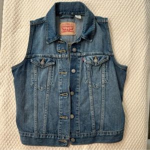 EUC Levi’s Denim Vest Women’s.